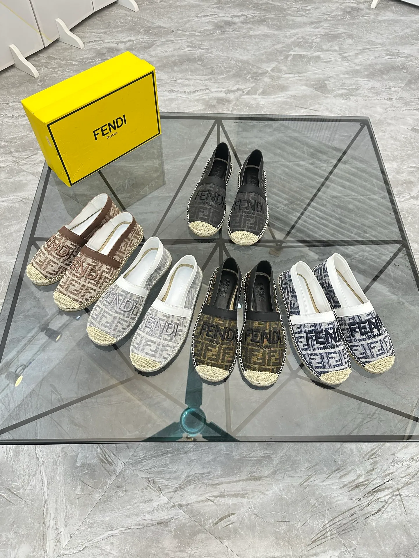 Selling men's shoes 💰: 💰P420¥ Product trademark: Fendi* "Fendi*" low-top fisherman's shoes Regular size: 38-44 (can be customized to 37.45) Product materials: upper imported cowhide stitched with original fabric, sheepskin lining, original outsole. Number: 1023